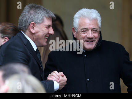 Peter Beardsley et Kevin Keegan en dehors de St Luke's et à Christ Church, Londres, où le service commémoratif pour un ancien joueur de Chelsea Ray Wilkins est tenu. Wilkins, qui a commencé une carrière impressionnante à Stamford Bridge et aussi plus tard l'entraîneur, décédé à l'âge de 61 suivant un arrêt cardiaque Banque D'Images