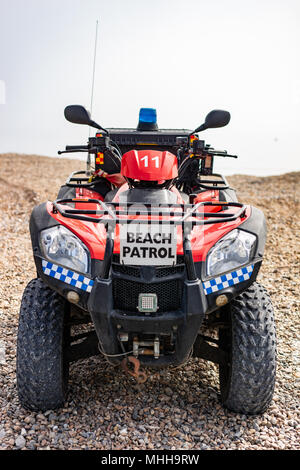 Red Beach patrol quadbike sur Worhting beach dans le West Sussex, Angleterre Banque D'Images