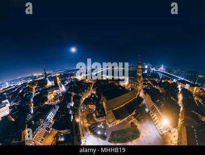 Old Riga nuit Planète. Routes pont à Riga City 360 Drone VR photo de réalité virtuelle Banque D'Images