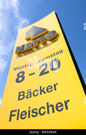 Lebensmitteldiscounter Netto signer contre le ciel bleu. Netto est une exploitation de supermarchés discount danois au Danemark, Allemagne, Pologne et Suède. Banque D'Images