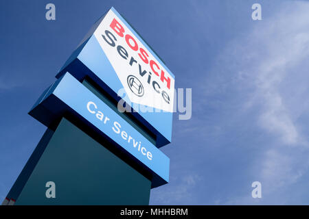 Service de voiture Bosch signer contre le ciel bleu. Bosch Car Service est un atelier international concept pour l'entretien et la réparation des véhicules à moteur. Banque D'Images