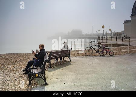 La jetée victorienne à Worthing West Sussex, Angleterre sur un jour brumeux en avril. Banque D'Images