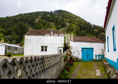 Maisons de village dans une vallée Banque D'Images