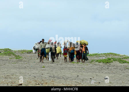 Réfugiés rohingyas à pied à terre après avoir traversé la frontière Bangladesh-Myanmar en bateau à travers la baie du Bengale, dans Shah Porir Dwip. Teknaf, Cox's B Banque D'Images