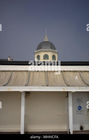 La coupole restaurée cinéma à Worthing, West Sussex près de la plage. Banque D'Images