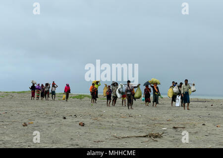 Réfugiés rohingyas à pied à terre après avoir traversé la frontière Bangladesh-Myanmar en bateau à travers la baie du Bengale, dans Shah Porir Dwip. Teknaf, Cox's B Banque D'Images