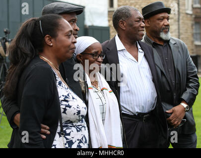 Les membres du Windrush generation (de gauche à droite) Sarah O'Connor, 56 ans, qui est arrivé à partir de la Jamaïque en 1967 ; Anthony Bryan, 60 ans, qui est arrivé à partir de la Jamaïque en 1965 ; Paulette Wilson, 62, qui est arrivé à partir de la Jamaïque en 1968 ; Marshall Sylvester, 63, qui est arrivé à partir de la Jamaïque en 1973, et Elwaldo Romeo, 63, qui est arrivé à partir de Antigua en 1959, lors d'un photocall à Westminster, Londres. Banque D'Images