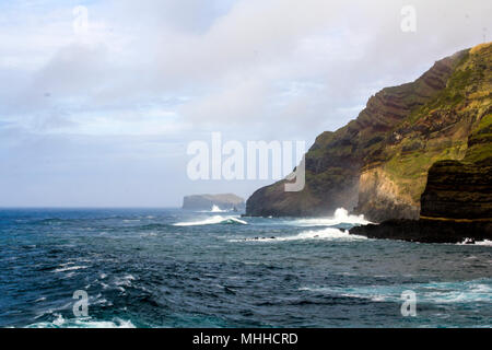 Vue sur les falaises et mer dans Açores côte volcanique Banque D'Images