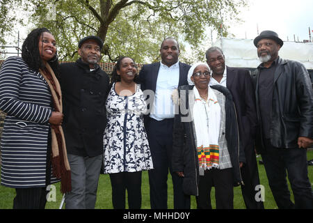Les députés du travail David Lammy (centre) et l'aube Butler (à gauche) avec les membres du Windrush generation (de gauche à droite) Anthony Bryan, 60 ans, qui est arrivé à partir de la Jamaïque en 1965 ; Sarah O'Connor, 56 ans, qui est arrivé à partir de la Jamaïque en 1967 ; Paulette Wilson, 62, qui est arrivé à partir de la Jamaïque en 1968 ; Marshall Sylvester, 63, qui est arrivé à partir de la Jamaïque en 1973, et Elwaldo Romeo, 63, qui est arrivé à partir de Antigua en 1959, lors d'un photocall à Westminster, Londres. Banque D'Images