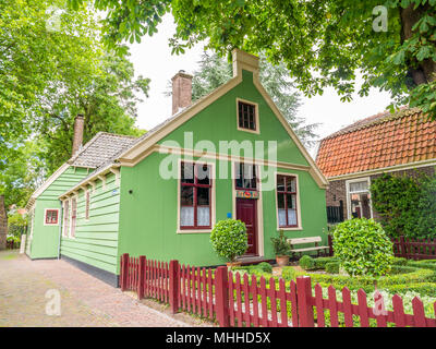 Avant de maison en bois dans la vieille ville historique de village Broek in Waterland près d'Amsterdam en Hollande du Nord, Pays-Bas Banque D'Images