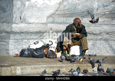 Vieil homme nourrir les pigeons à Lisbonne, capitale du Portugal. Banque D'Images