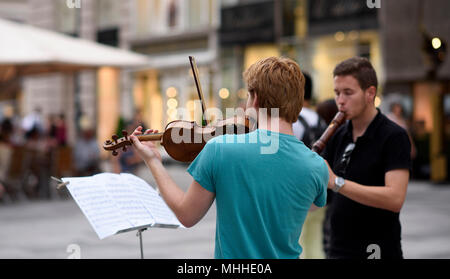 Les musiciens jouent à la trinité ou colonne colonne de la peste sur la rue Graben de Vienne, en Autriche, en l'été. Banque D'Images