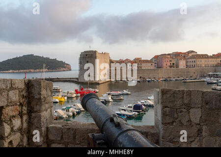 Vue d'ensemble des bateaux amarrés dans le Vieux Port de la vieille ville de Dubrovnik, Croatie. Banque D'Images