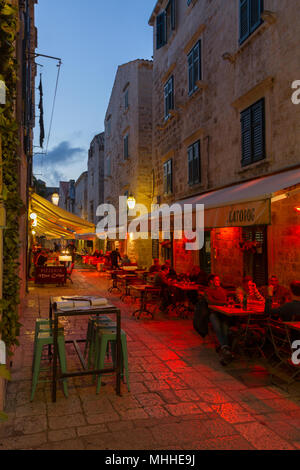 En début de soirée et une très belle vue sur une rue typique de la rue principale Stradun) (dans la vieille ville de Dubrovnik, Croatie. Banque D'Images