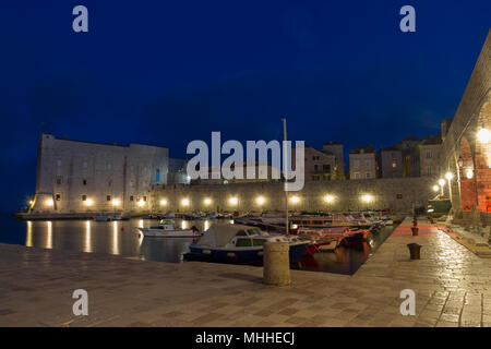 Début de soirée sur le Vieux port de Port et Fort St. Ivana dans la vieille ville de Dubrovnik, Croatie. Banque D'Images