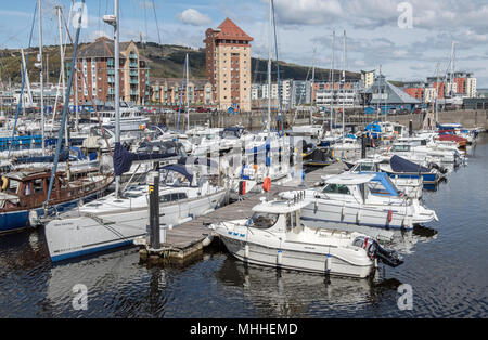 Port de plaisance de Swansea et bateaux amarrés, yachts Galles du Sud Banque D'Images