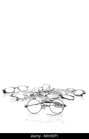 Groupe de vieux lunettes isolé sur fond blanc. Se déplacer pour créer la place pour le texte. Concept - remplacer votre vieux verres Banque D'Images