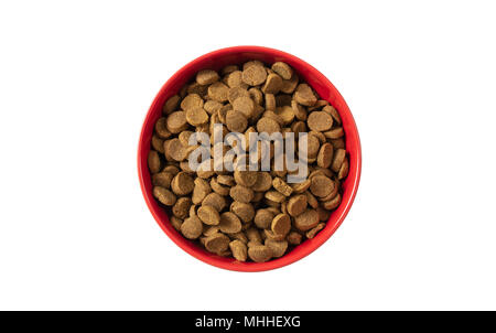 Animaux domestiques aliments secs. Croquette chiens nourriture dans un bol rouge isolé sur fond blanc, vue du dessus Banque D'Images