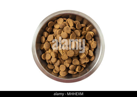 Animaux domestiques aliments secs. Croquette chiens nourriture dans un bol en métal isolé sur fond blanc, vue du dessus Banque D'Images