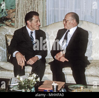 Washington, DC. USA, 9 septembre 1981, Séance de photo avec Menachem Begin Premier Ministre d'Israël et le secrétaire à la Défense Caspar Weinberger au département d'Etat. Commencer un homme politique israélien, fondateur du Likoud et le sixième premier ministre de l'état d'Israël. Avant la création de l'état d'Israël, il était le chef de l'Irgun, groupe militant sioniste révisionniste la rupture par rapport à l'ensemble de l'organisation paramilitaire juive Haganah Crédit : Mark Reinstein Banque D'Images