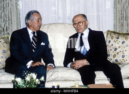 Washington, DC. USA, 9 septembre 1981, Séance de photo avec Menachem Begin Premier Ministre d'Israël, et le secrétaire d'Tresuary Donald Regan au département d'Etat. Commencer un homme politique israélien, fondateur du Likoud et le sixième premier ministre de l'état d'Israël. Avant la création de l'état d'Israël, il était le chef de l'Irgun, groupe militant sioniste révisionniste la rupture par rapport à l'ensemble de l'organisation paramilitaire juive Haganah Crédit : Mark Reinstein Banque D'Images