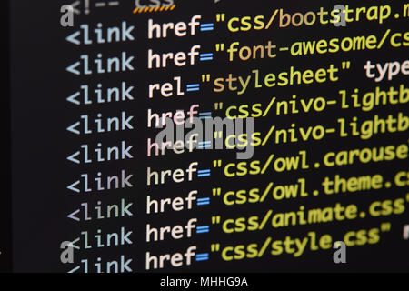Du vrai code Html l'élaboration d'écran. Flux de travail programmation algorithme abstrait concept. Lignes de code HTML visible. Banque D'Images