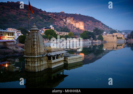 Nawal Sagar Tank avec Garth Bundi Palace dans le contexte. Bundi, Rajasthan. L'Inde Banque D'Images