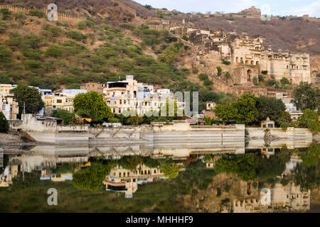 Le Palais de Bundi et fort au-dessus de la Naval Sagar Tank. Bundi Rajasthan. L'Inde Banque D'Images