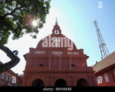 Lever du soleil sur l'Église du Christ, Malacca, la plus ancienne église protestante de la Malaisie. Peint en rouge, édifice du patrimoine colonial néerlandais contre le ciel bleu Banque D'Images