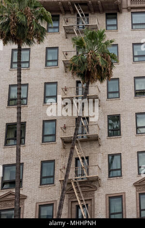 Échelle d'incendie rouillées sur bâtiment abandonné à Los Angeles Banque D'Images