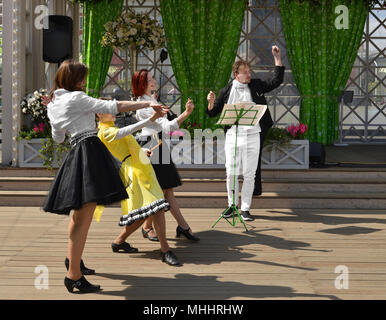 Printemps Festival de Moscou A Cappella. Jouer à la place de Tverskaya pour toutes les personnes, adultes et enfants. Notes gaies et compositeur Banque D'Images