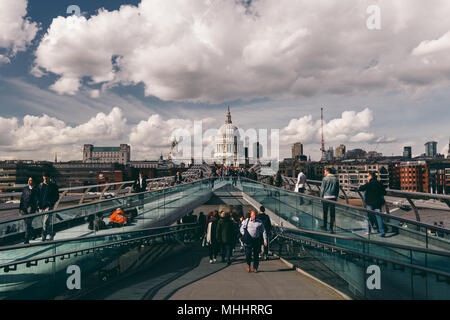 Londres - le 26 avril 2018 : sur le pont du millénaire à l'horizon de Londres Banque D'Images