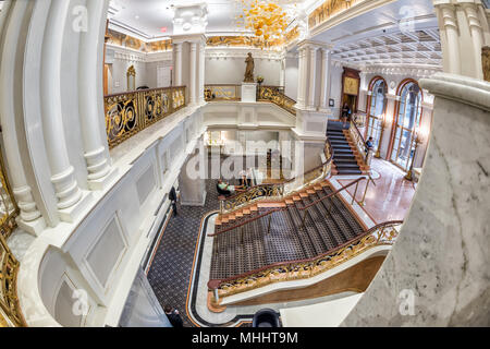 NEW YORK - Etats-Unis - 11 juin 2015 les hommes d'affaires à l'intérieur New York Palace Hotel Banque D'Images