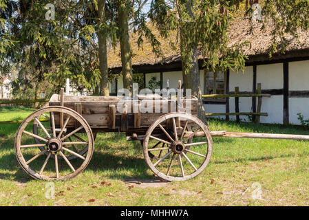 Panier en bois près de l'ancienne maison dans le musée en plein air à Kluki. Pologne Banque D'Images