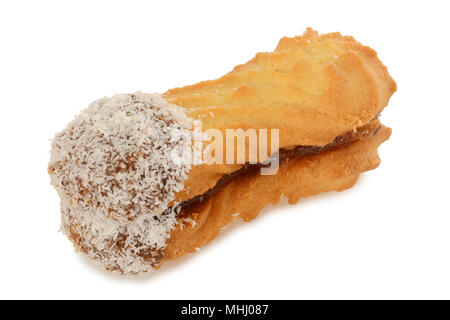 Biscuits sandwich avec noix de coco, de forme ovale rempli de crème au chocolat Banque D'Images