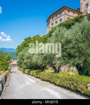 Le Borgia (forteresse Rocca dei Borgia) à Subiaco dans un matin d'été, province de Viterbe, Latium, Italie centrale. Banque D'Images