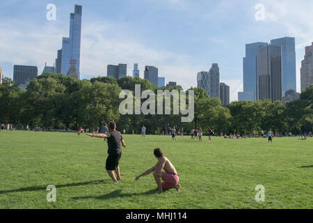 NEW YORK - Etats-Unis - 14 juin 2015 personnes est passer du temps amusant dans Central Park sur dimanche ensoleillé Banque D'Images