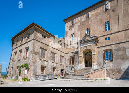 Le Borgia (forteresse Rocca dei Borgia) à Subiaco dans un matin d'été, province de Viterbe, Latium, Italie centrale. Banque D'Images