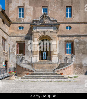 Le Borgia (forteresse Rocca dei Borgia) à Subiaco dans un matin d'été, province de Viterbe, Latium, Italie centrale. Banque D'Images