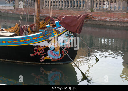 La proue de la 'bragozzo salmone', bateau traditionnel peint avec flying angel amarré à Porto Canale, le canal central dans la belle ville de cese Banque D'Images