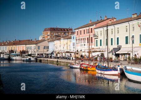 Vue sur Porto Canale, le canal central dans la belle ville de Cesenatico, sur la côte Adriatique en Italie, avec le traditionnel peint voiliers. Banque D'Images