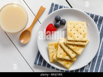 Les craquelins avec du lait concentré et fruits, petit déjeuner Banque D'Images