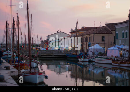 Vue du coucher de soleil de Porto Canale, le canal central dans la belle ville de Cesenatico, sur la côte Adriatique en Italie. Banque D'Images