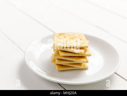 Les craquelins avec du lait concentré et fruits, petit déjeuner Banque D'Images