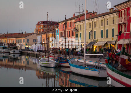 Vue sur Porto Canale, le canal central dans la belle ville de Cesenatico, sur la côte Adriatique en Italie. Banque D'Images