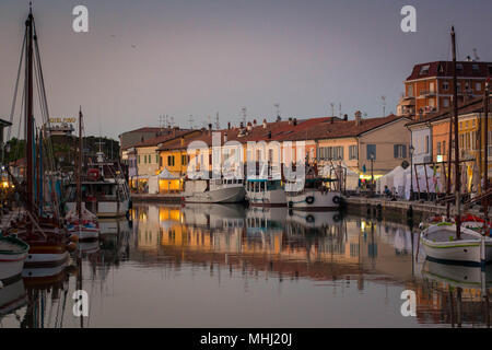 Vue sur Porto Canale, le canal central dans la belle ville de Cesenatico, sur la côte Adriatique en Italie. Banque D'Images