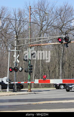 Passage à niveau train Active Metra train de Chicago la ligne du nord-ouest station locale. Banque D'Images