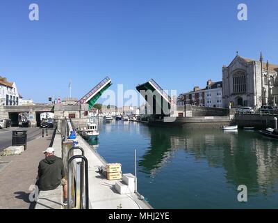 La mariée de levage de Wymouth, le bord de mer, les bateaux et les tracteurs Banque D'Images