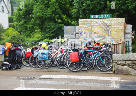 Des vélos de randonnée en stationnement sur le trottoir, Huelgoat, Bretagne, France - John Gollop Banque D'Images