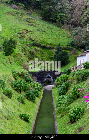 Tunnel de décharge de la lagune des sept villes en Açores Banque D'Images